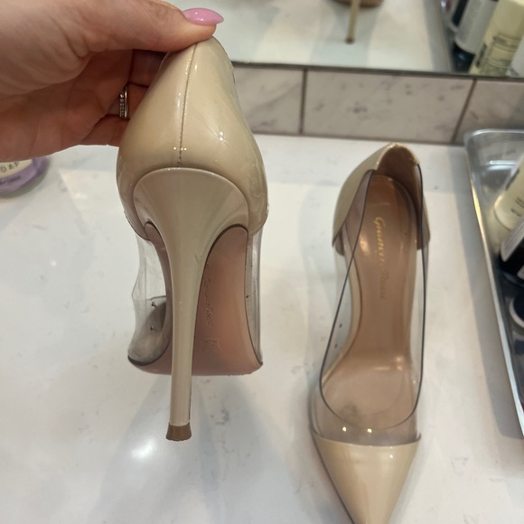 GIANVITO ROSSI
Plexi 100 PVC pumps in ivory size 7 - Picture 3 of 3